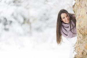 giovane donna in inverno foto