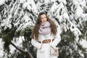 giovane donna in inverno foto