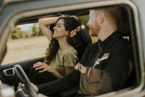 coppia avendo divertimento su viaggio su strada foto