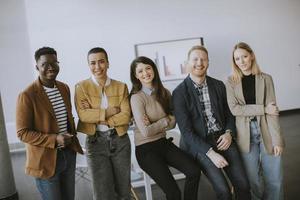 gruppo di positivo uomini d'affari in piedi insieme nel il ufficio foto