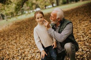 nonno la spesa tempo con il suo nipotina nel parco su autunno giorno foto