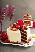 rosso velluto torta decorato con fragola foto