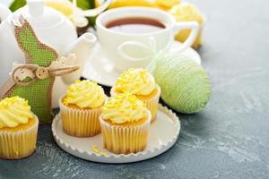 Limone cupcakes con giallo glassa foto