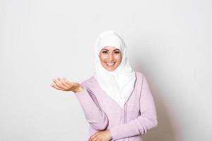 bellissimo musulmano donna in posa e sorridente. ritratto di un' bellissimo musulmano donna indossare hijab. bellissimo giovane musulmano donna indossare un' hijab su sua testa foto