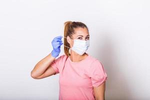 ragazza nel respiratorio maschera. mascherato attraente donna mettendo su protettivo maschera. freddo, influenza, virus, tonsillite, acuto respiratorio patologia, quarantena, epidemico. covid - 19, coronavirus prevenzione foto