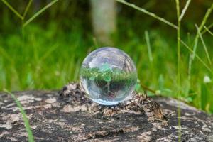 lente cristallo palla fotografia con erba sfondo foto