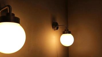 Due il giro bianca parete lampada sembra semplice e moderno. foto