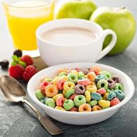 frutta colorato dolce cereali con succo e cacao foto