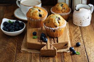 appena al forno mirtillo muffin nel un' rustico ambientazione foto