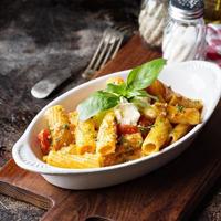 pasta rigatoni con pomodoro salsa foto