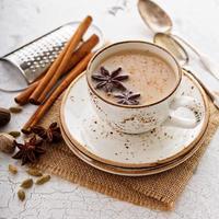 masala tè nel tazza con inverno spezie foto