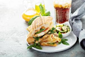 grigliato Panini Sandwich con pollo e formaggio foto