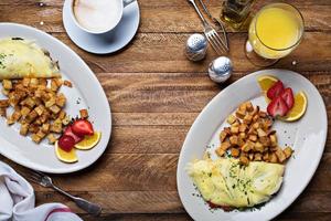 prima colazione tavolo con frittata, caffè e arancia succo foto