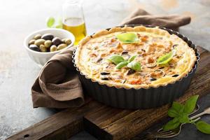 quiche con melanzana, pollo e olive foto