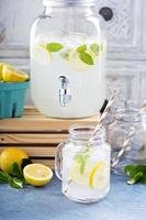 fresco agrume limonata nel bevanda distributore foto