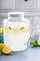 fresco agrume limonata nel bevanda distributore foto