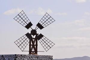 tradizionale mulino a vento sotto chiaro blu cielo foto