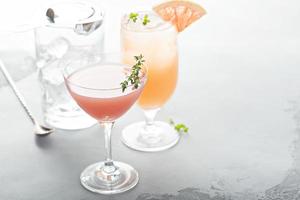 varietà di agrume cocktail su grigio superficie foto