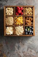 prima colazione Alimenti nel un' di legno scatola alto tiro foto