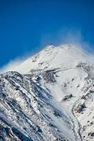 paesaggio montano innevato foto