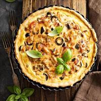 quiche con melanzana, pollo e olive foto