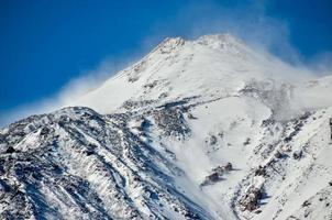 paesaggio montano innevato foto