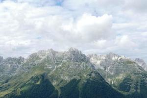 paesaggio di montagna in estate foto