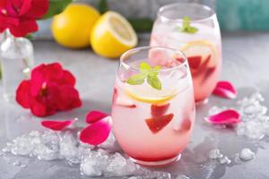 fragola limonata con rosa acqua foto