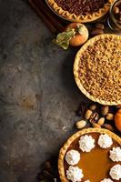 autunno tradizionale torte zucca, pecan e Mela crollare foto
