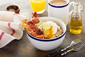 salato fiocchi d'avena porridge con uovo e Bacon foto