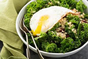 fresco salutare insalata con cavolo e quinoa foto