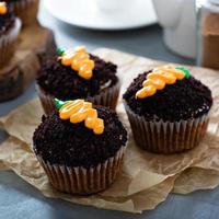 carota cupcakes con cioccolato briciole e glassa foto