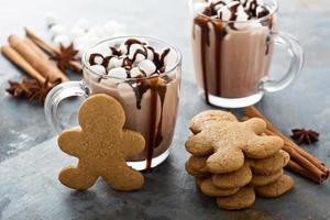 Pan di zenzero uomini biscotti e caldo cioccolato foto