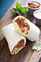 prima colazione burrito con chorizo e uovo foto