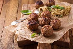 tacchino Polpette su di legno spiedini foto