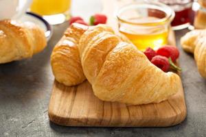 appena al forno Cornetti con miele e marmellata foto