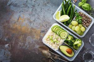 vegano verde pasto prep contenitori con riso e verdure foto