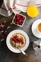 acciaio tagliare fiocchi d'avena porridge con lampone e Noce di cocco foto