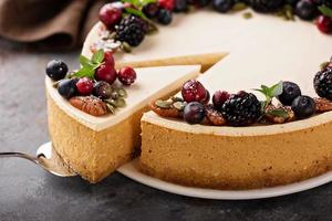 zucca torta di formaggio con acida crema guarnizione foto