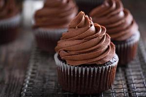 cioccolato cupcakes con frustato ganache foto