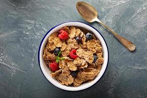 multicereali salutare cereali con fresco bacca foto