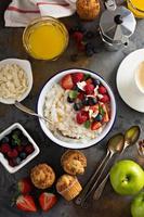 prima colazione tavolo con riso budino, frutta e muffin foto