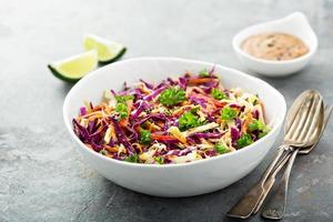 asiatico cole slaw con arachide burro condimento foto