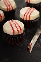 spaventoso Halloween a tema cupcakes con falso sangue foto