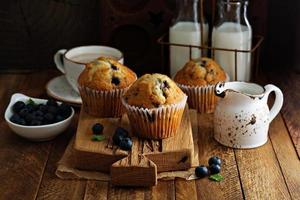 appena al forno mirtillo muffin nel un' rustico ambientazione foto