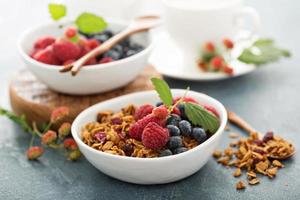 muesli e frutti di bosco con caffè foto