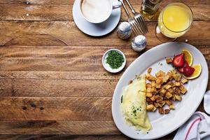 prima colazione tavolo con frittata, caffè e arancia succo foto