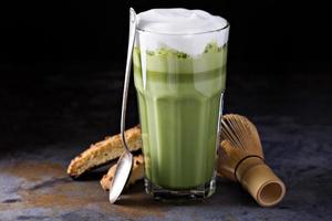 matcha latte macchiato nel alto bicchieri foto