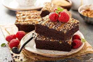 fudgy brownies con noccioline e caramello foto