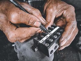 sporco mano di elettrico meccanico foto